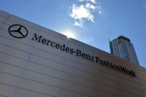 seenaroundlincolncenterday0mercedesdxpjhhhexa-l